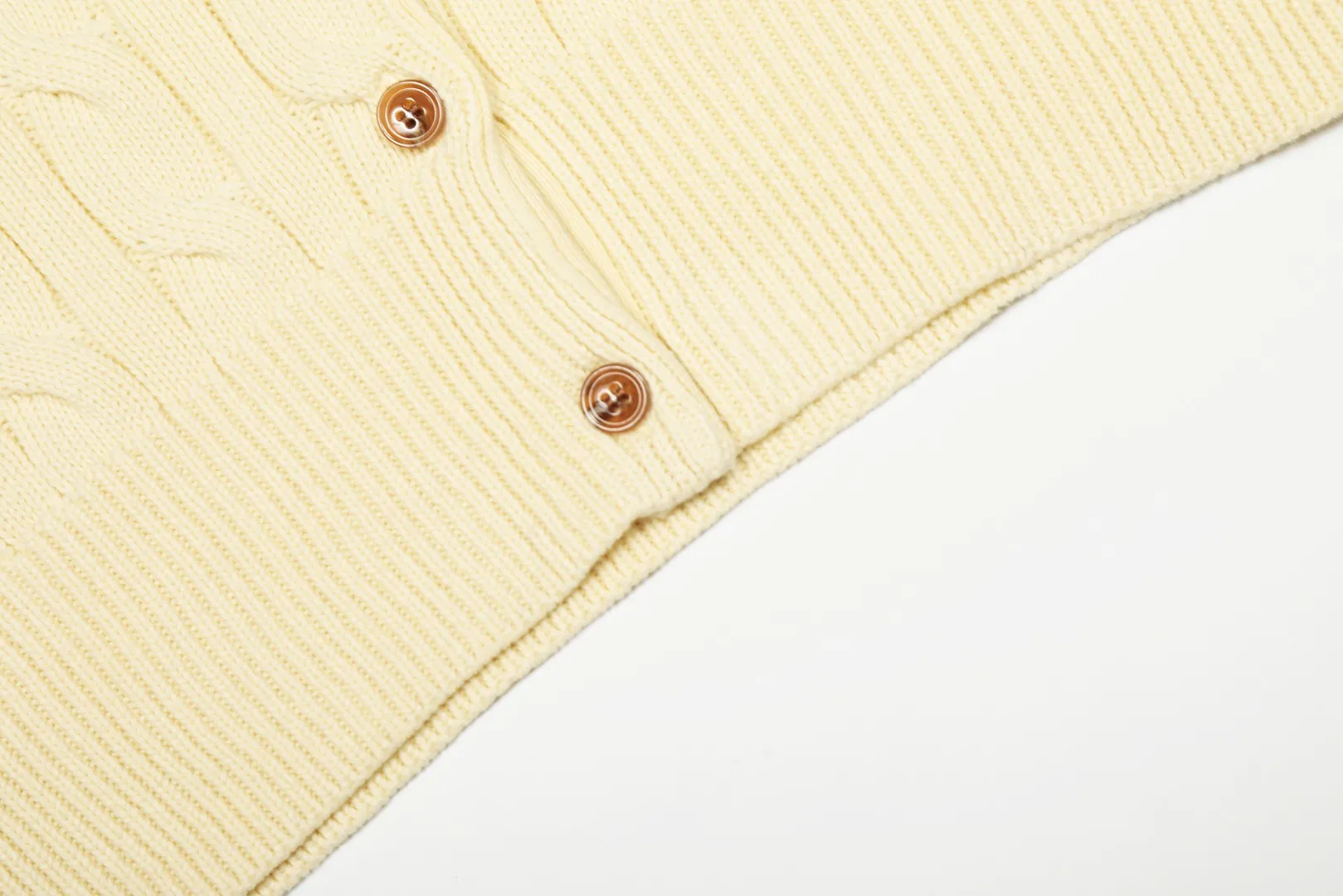 P230 Top quality" Style number: DS006# (not off the shelves all year round) [Ralph Lauren round neck solid color pony embroidery logo twist knitted cardigan] ✅Ralph Lauren Ralph Lauren classic basic versatile knitted cardigan jacket for all seasons ✅Main supplier platform live broadcast Wholesale entity Replacement if out of stock Not off the shelf ✅ZP quality 1:1 version Scan the code to enter the GF website Counter quality ✅Detailed quality The only one in Guangzhou Imported quality cotton yarn Focus on high-end, cost-effective, and good quality. Needless to say, the version is restored to the original version. The maximum size can be worn up to 160 pounds. Loose, comfortable and stress-free. ✅The upper body is simple and easy to match. A must-have for goddess ootd. Good-looking clothes are never picky. Must-have items in goddess wardrobe. Size: S- Navy blue white label Navy blue red label